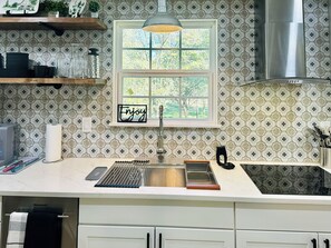 Micro-ondes, plaque de cuisson, lave-vaisselle