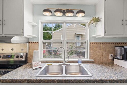 Beautiful Home Less than 1 mile from High Point University.