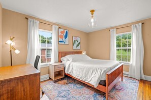 3 bedrooms, desk, iron/ironing board, free WiFi