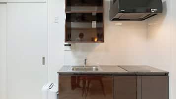 A (3 people), Non Smoking | Private kitchen | Fridge, microwave, stovetop, electric kettle