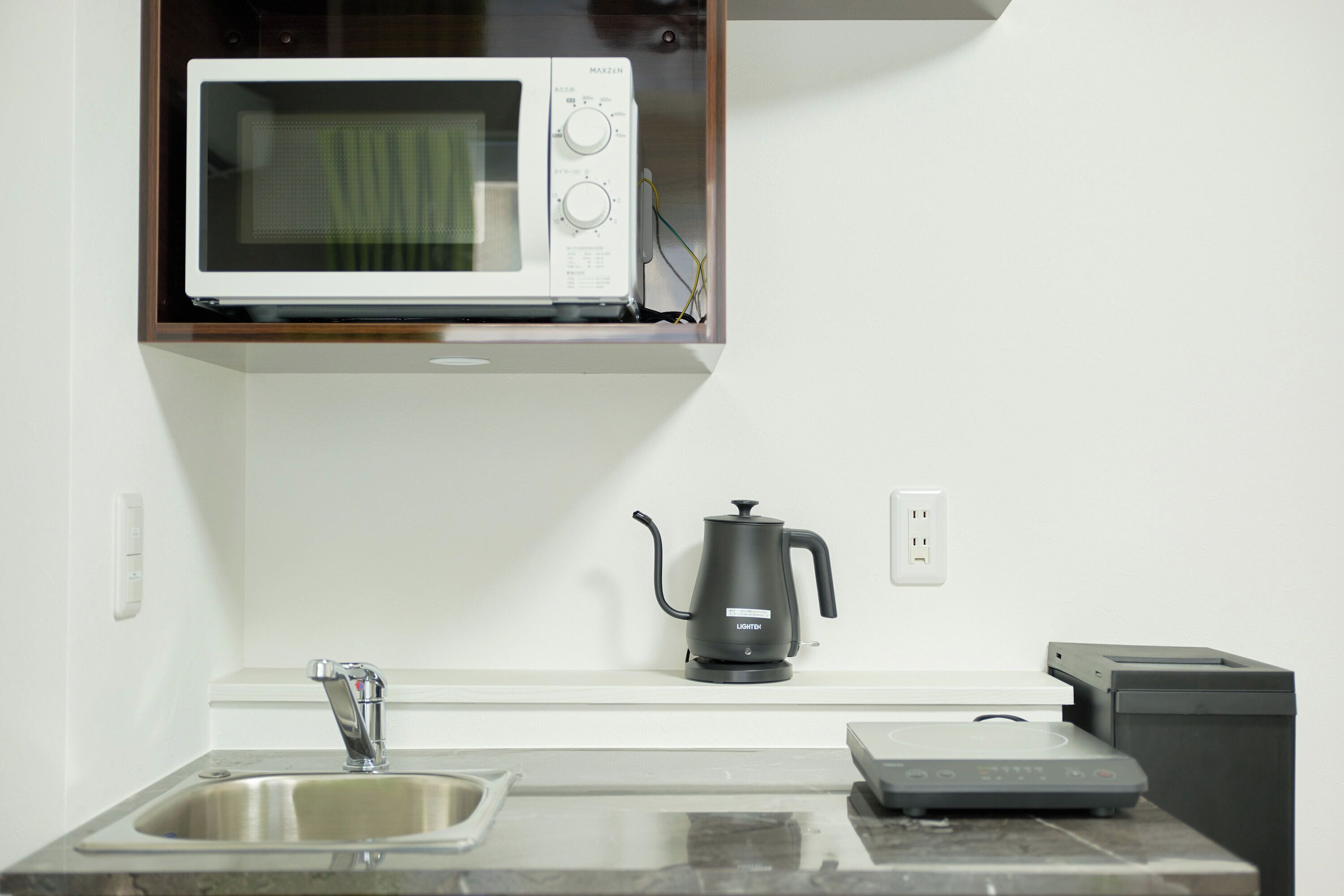 Kjøleskap, mikrobølgeovn, kokeplater og kjøkkenutstyr