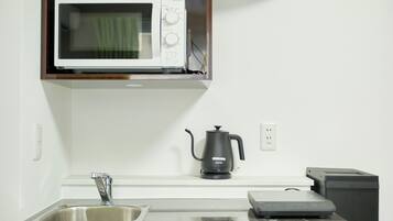 Kjøleskap, mikrobølgeovn, kokeplater og kjøkkenutstyr