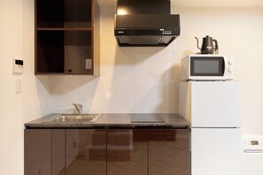 Apartment, Non Smoking (102, 2 people) | Private kitchen | Fridge, microwave, stovetop, cookware/dishes/utensils