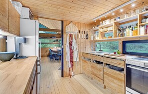 Een koelkast, een kookplaat