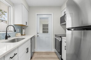 Kylskåp, mikrovågsugn, ugn och spishäll