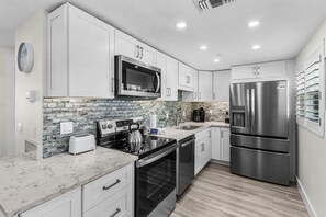 Refrigerador, microondas, horno y parrilla de estufa 