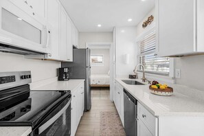 Coffee/tea maker, fridge, microwave, oven - Comfort in a Beachside Haven - Aloha Kai #56 - Roelens (Siesta Key)