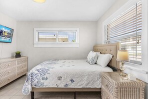 2 bedrooms, iron/ironing board, free WiFi, bed sheets - Comfort in a Beachside Haven - Aloha Kai #56 - Roelens (Siesta Key)