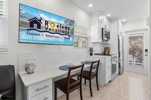 Fridge, microwave, oven, stovetop - Studio on the Beach! - Aloha Kai #19 - Roelens (Siesta Key)