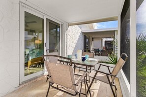 Outdoor dining - Studio on the Beach! - Aloha Kai #19 - Roelens (Siesta Key)