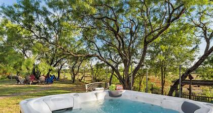 Scimitar Landing | Hot Tub | Fire Pit