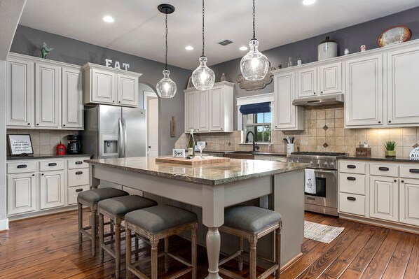 Fridge, microwave, oven, stovetop - Scimitar Landing | Hot Tub | Fire Pit (Fredericksburg)