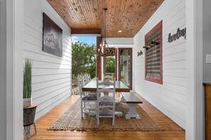 Dining - Scimitar Landing | Hot Tub | Fire Pit (Fredericksburg)