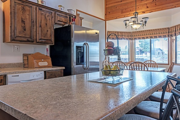 冷蔵庫、電子レンジ、コーヒー / ティーメーカー、調理器具と食器