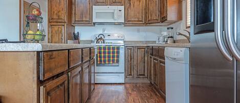 Kühlschrank, Mikrowelle, Wasserkocher mit Kaffee-/Teezubehör