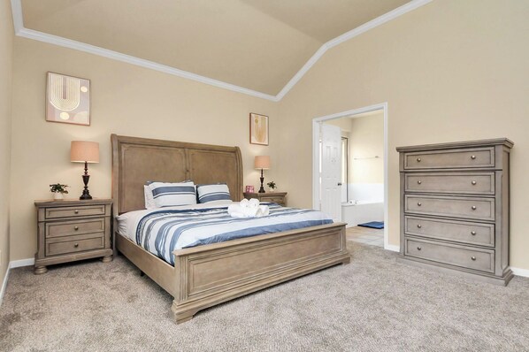 6 bedrooms, iron/ironing board, WiFi, bed sheets - Stylish 6-bedroom house in serene Fresno with Pool access and lake walking trail (Fresno)