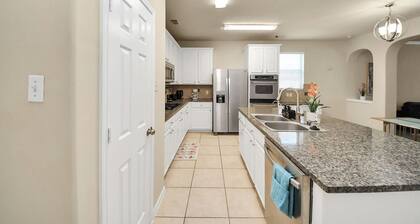 Stylish 6-bedroom house in serene Fresno with Pool access and lake walking trail