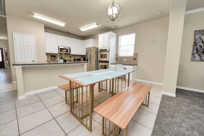 Dining - Stylish 6-bedroom house in serene Fresno with Pool access and lake walking trail (Fresno)