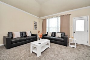 TV, fireplace - Stylish 6-bedroom house in serene Fresno with Pool access and lake walking trail (Fresno)