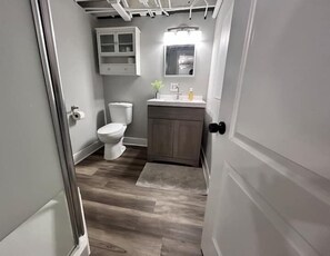 Douche, sèche-cheveux, serviettes fournies, savon