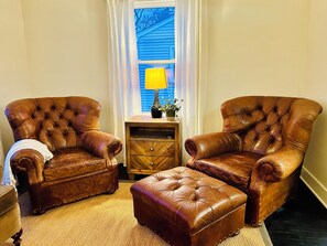 Smart TV, fireplace, video games - Fabulous 3-bedroom house with AC in charming Elgin (Elgin)