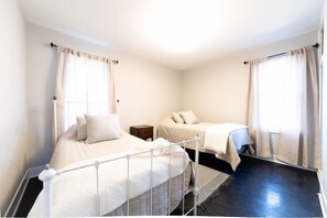 3 bedrooms, desk, iron/ironing board, free WiFi