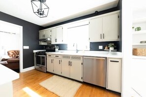 Fridge, microwave, oven, stovetop - Fabulous 3-bedroom house with AC in charming Elgin (Elgin)