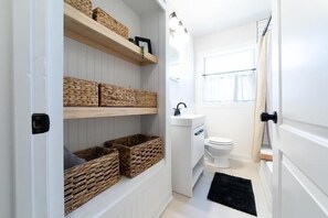 Douche, sèche-cheveux, serviettes fournies, savon