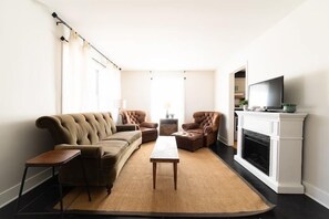 Smart TV, fireplace, video games - Fabulous 3-bedroom house with AC in charming Elgin (Elgin)