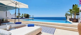 Maravillosa villa con infinity pool e increibles vistas y perfecta ubicación.