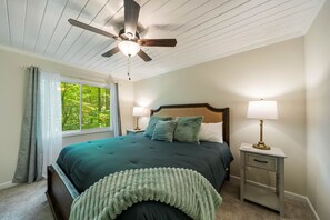 4 bedrooms, desk, free WiFi, bed sheets - Mountain Lake Retreat With Rustic Elegance (Wilkesboro)