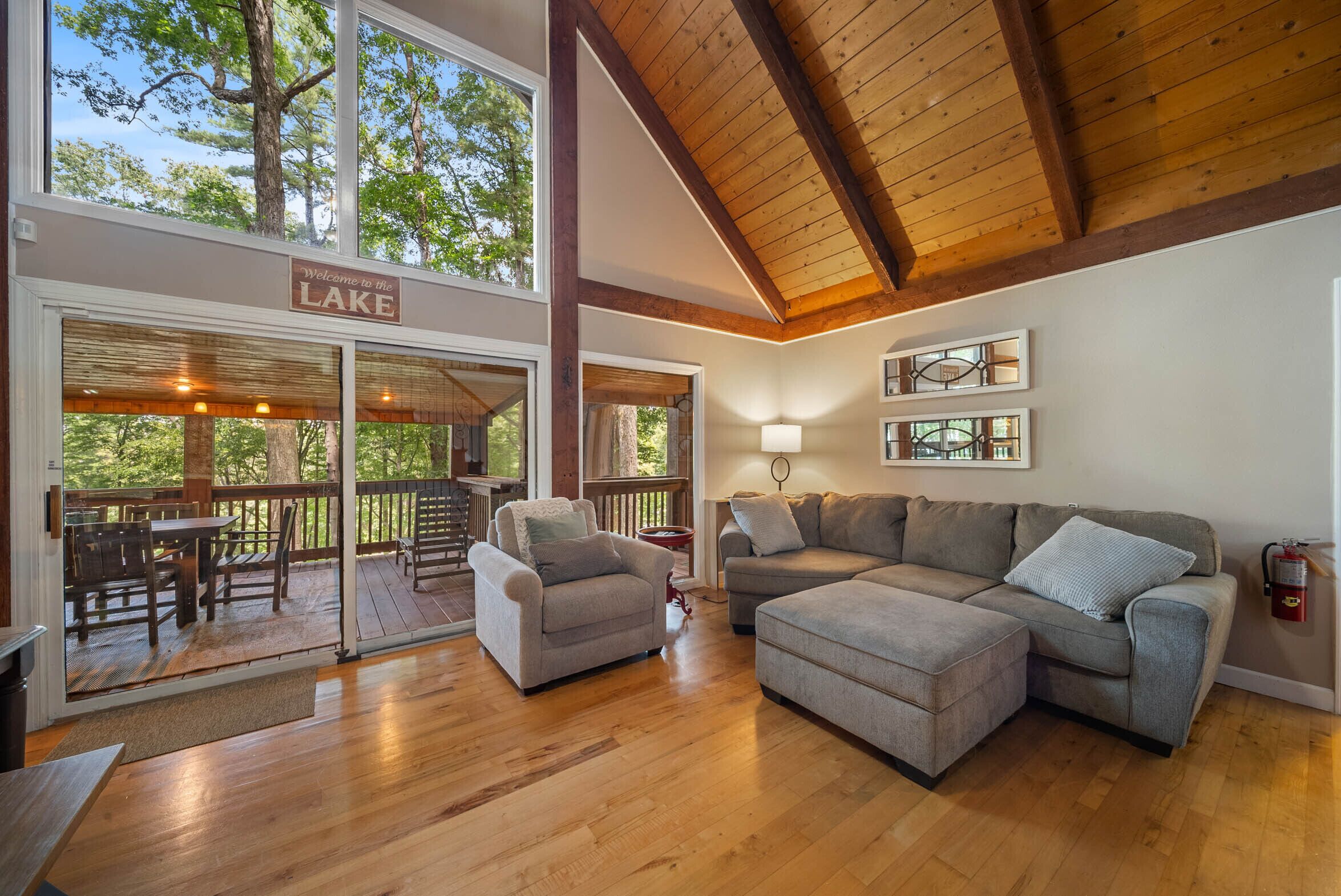 Una Smart TV, una chimenea, una mesa de tenis de mesa