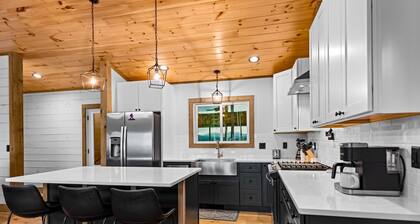 Wunder Bear Cabin - Pet Friendly | Hot Tub | Mtn Views | Game Room