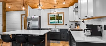 Wunder Bear Cabin - Pet Friendly | Hot Tub | Mtn Views | Game Room