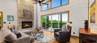 Wunder Bear Cabin - Pet Friendly | Hot Tub | Mtn Views | Game Room