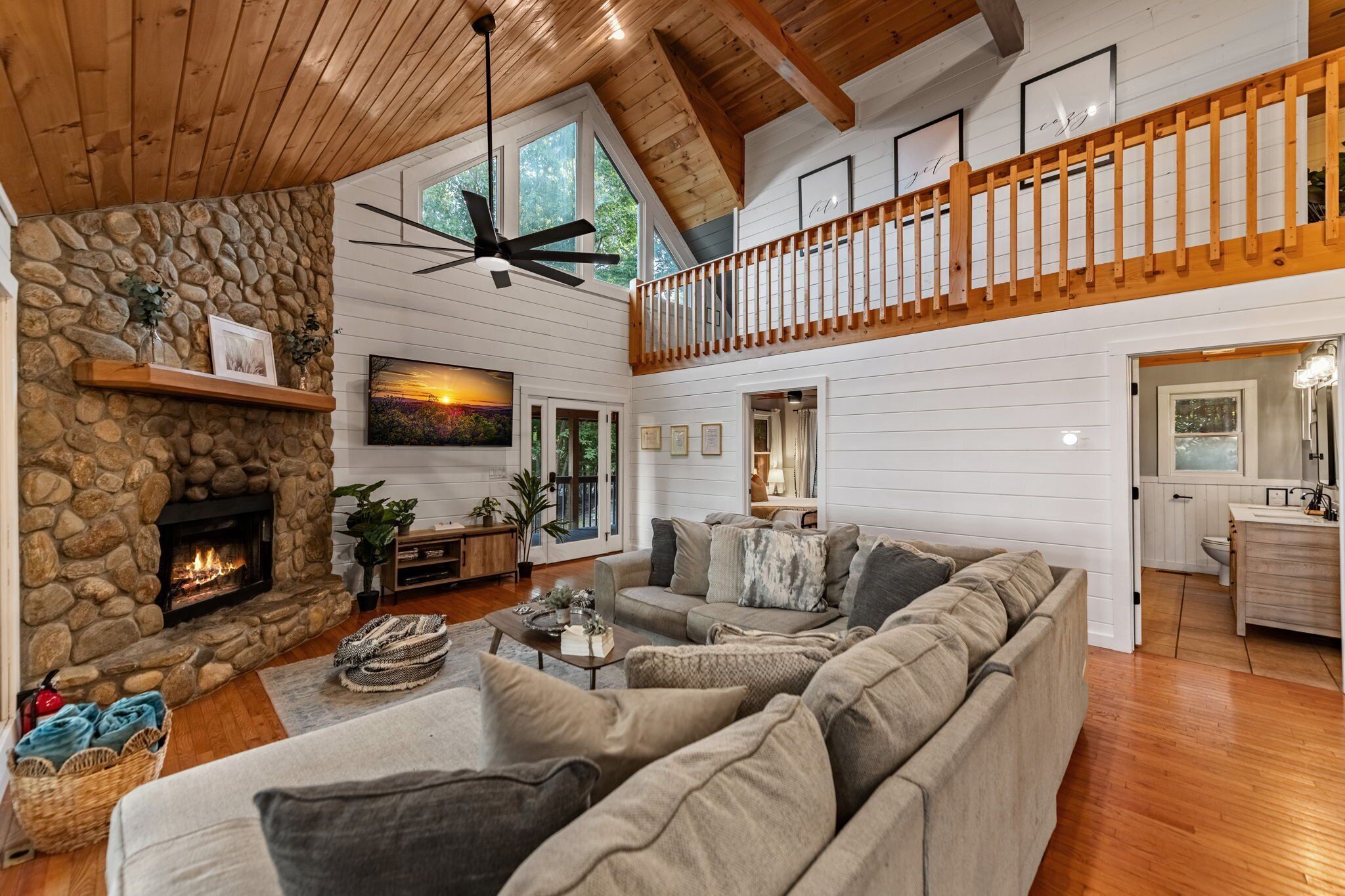 Once Upon An Oak Ledge - Pet Friendly | Hot Tub | Mtn View | Game Room - Murphy, NC