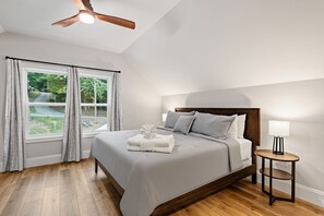 4 bedrooms, desk, iron/ironing board, free WiFi