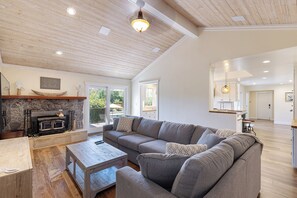 Smart-TV, Kamin, Tischfußball, Tischtennisplatte