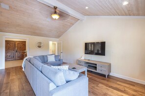 Smart-TV, Kamin, Tischfußball, Tischtennisplatte