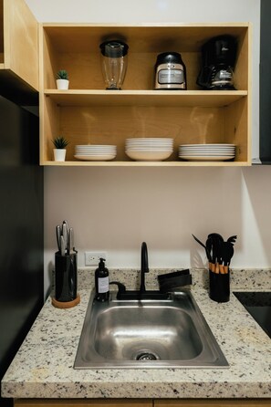 Een koelkast, een microgolfoven, een kookplaat