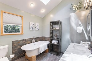 Shower, hair dryer, towels - New Listing! Water & Vine In Sebastopol (Sebastopol)