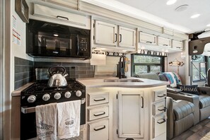 Kühlschrank, Mikrowelle, Ofen, Herdplatte