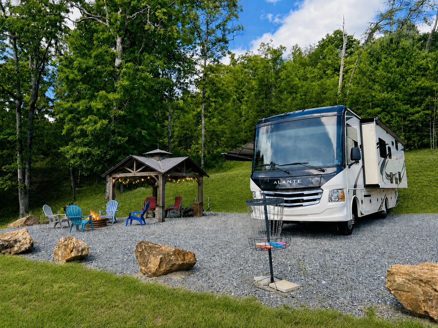 Ein Wohnmobil auf einer Schotterfläche mit einem Pavillon und Gartenmöbeln.