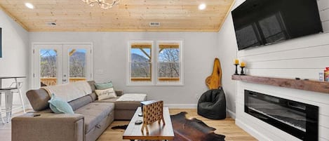 Smart TV y chimenea