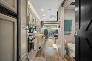 Regadera, secadora de cabello, toallas 