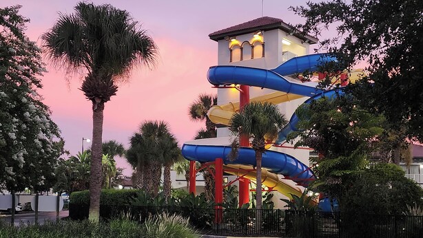Un parc aquatique doté de nombreux toboggans et d’une structure en forme de tour.