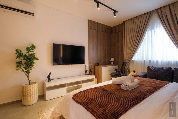 Deluxe Studio, 1 Queen Bed, City View