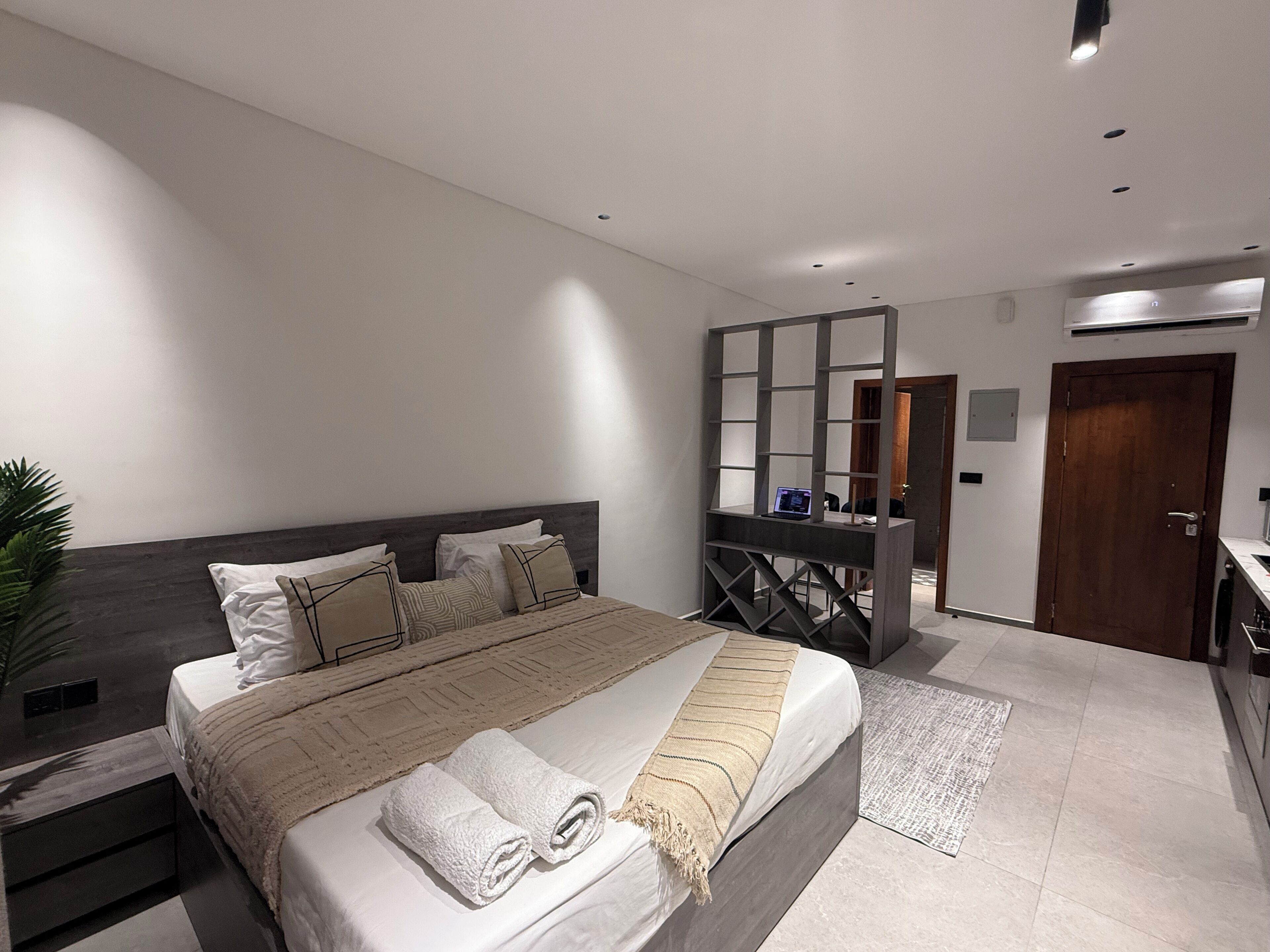 Elite studio, 1 queensize bed, uitzicht op de stad | Een bureau, een laptopwerkplek, geluiddichte muren