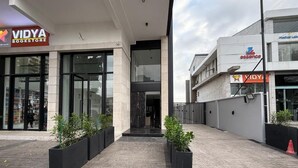 Ένα σύγχρονο κτίριο, με ένα βιβλιοπωλείο Vidya στην αριστερή πλευρά και ένα ιατρικό εργαστήριο στη δεξιά.