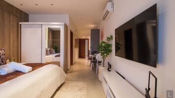 Bureau, espace de travail pour ordinateur portable